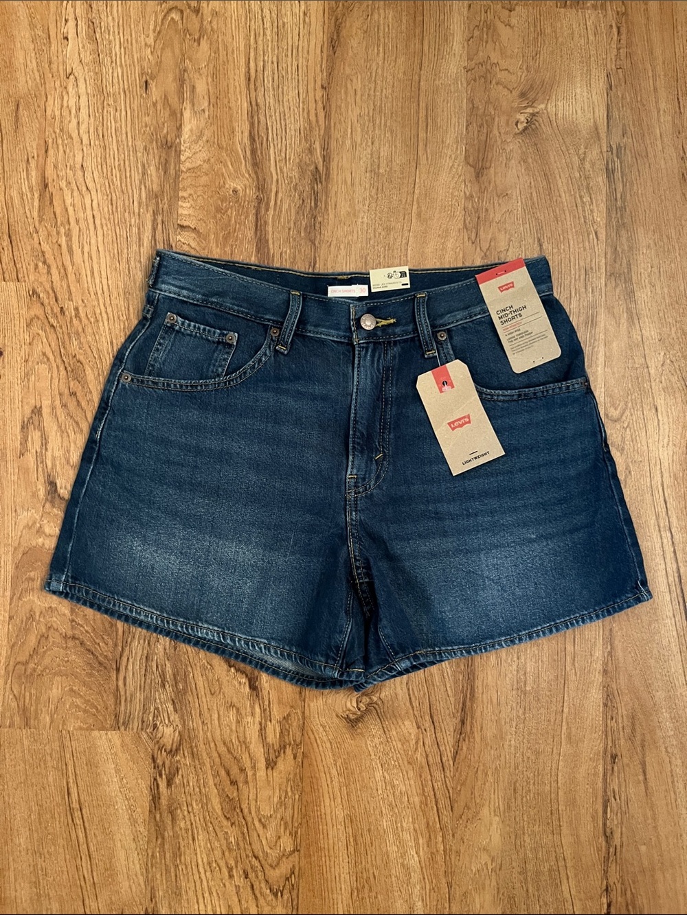 NWT Levi’s Cinch Mid-Thigh Lightweight Shorts